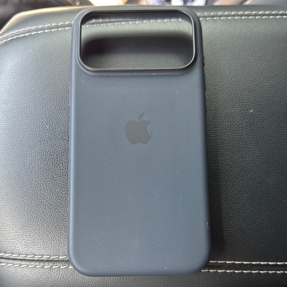 brand new iPhone 17 Pro Max Silicone Case with MagSafe – Black